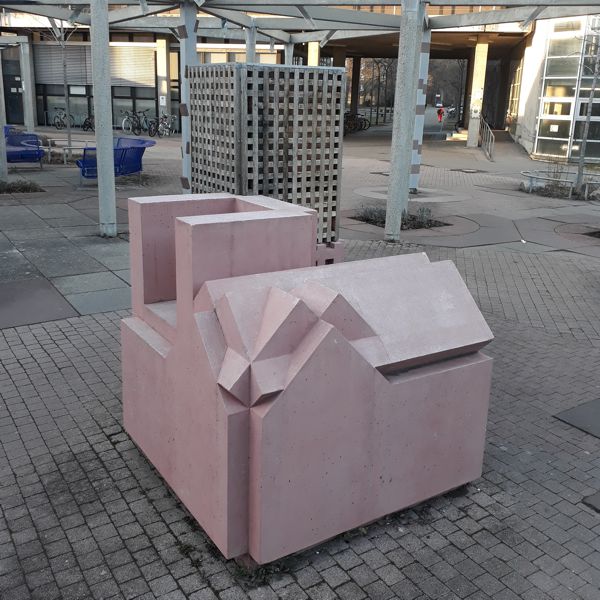 Objekt "Haus und Stuhl" der Lernstraße auf dem Campus Stuttgart-Vaihingen